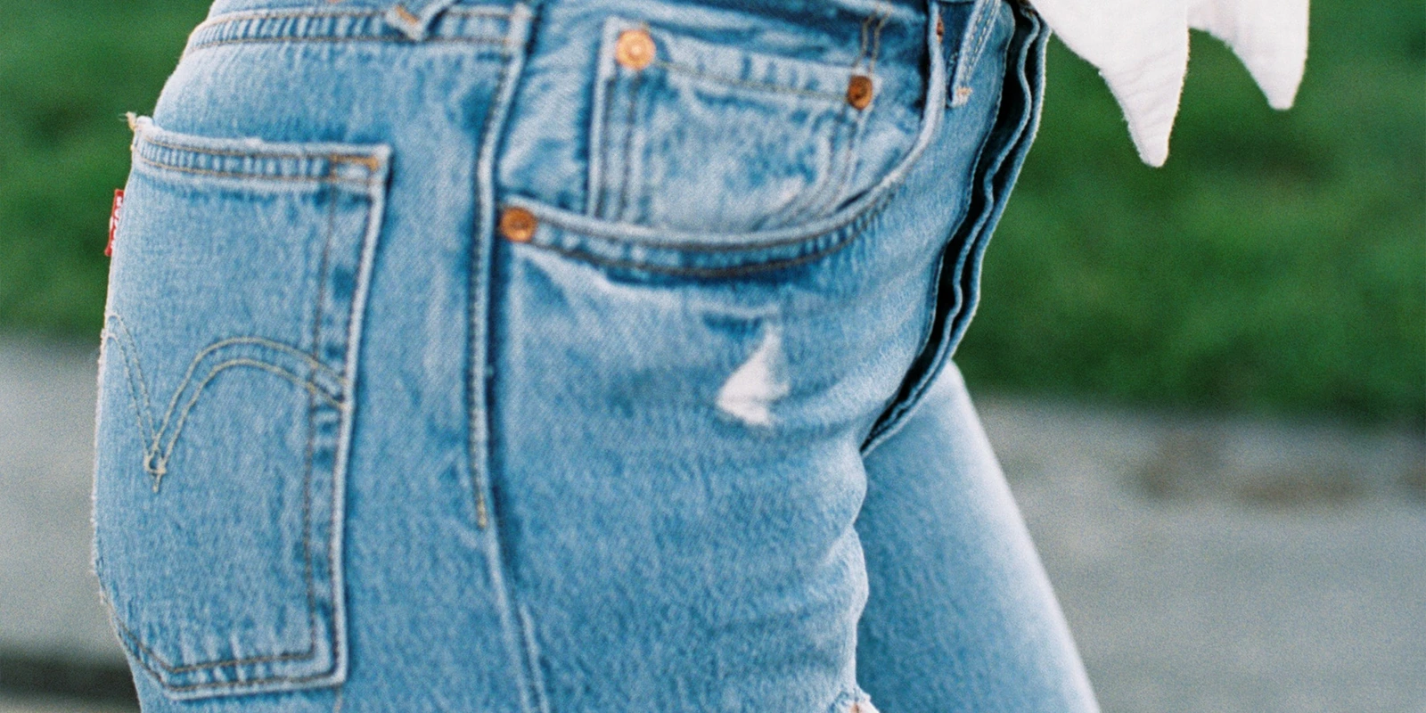 5 astuces toutes simples pour resserrer un jean à la taille