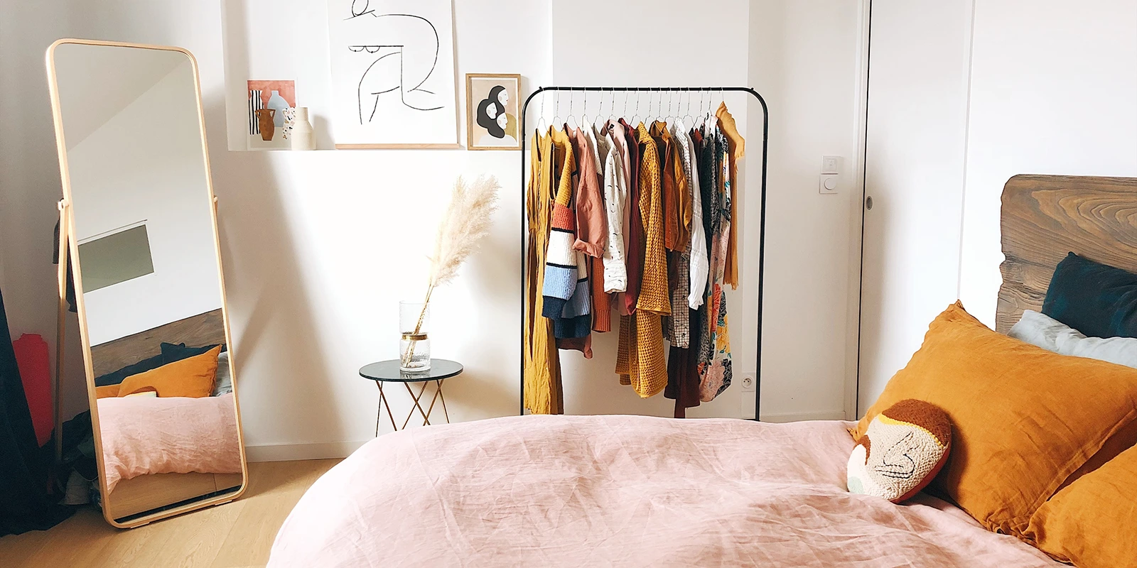 Petite chambre : 15 idées pratiques pour ranger les vêtements