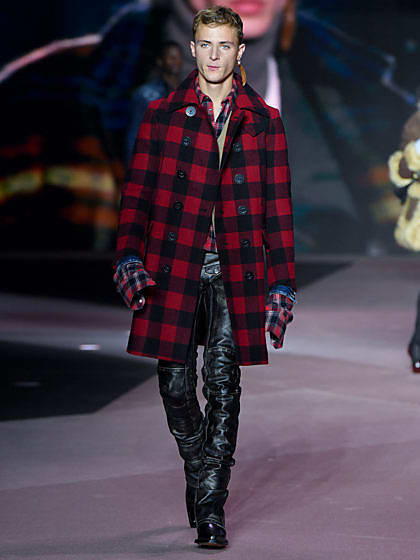 Milano - 14 gennaio: Uomo con pelle di leopardo cappotto di design e red Louis  Vuitton coperchio del telefono prima di MSGM fashion show, la Settimana  della Moda Milanese street style J