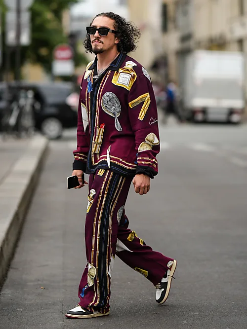 Street Style von einem Mann im lässigen Stil in Paris