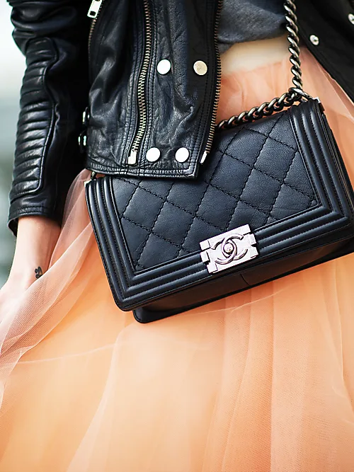 Handelt es sich um eine echte Chanel Tasche? Wenn ja, kennt einer das  Modell? (Fake, Original, Vintage)