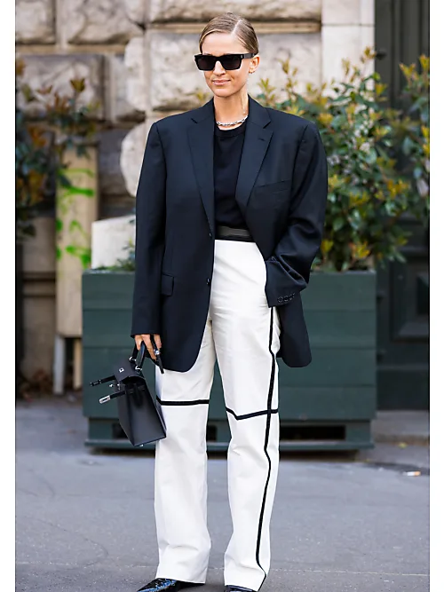 Sotto giacca donna, cosa mettere: 5 look 2023