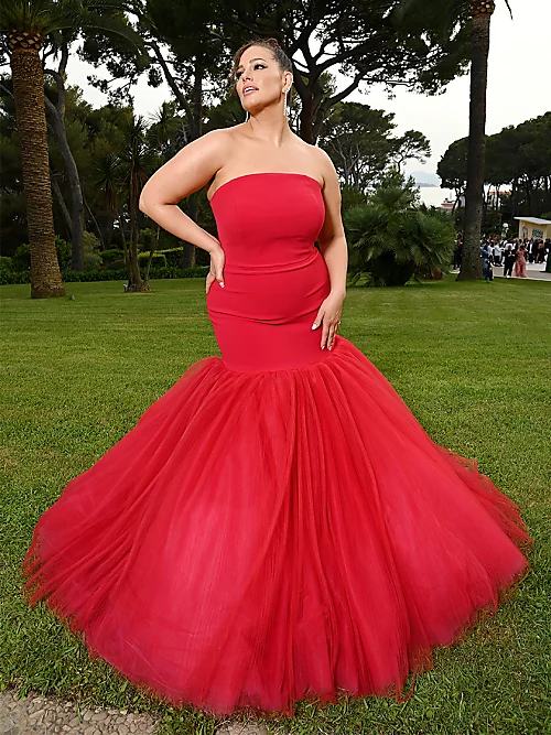 Stunning Curves in Pink: The Complete Guide to Plus Size Prom