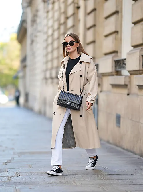 Mode femme tenue casual avec un jogging adidas, des baskets blanche et un  long manteau noir en …