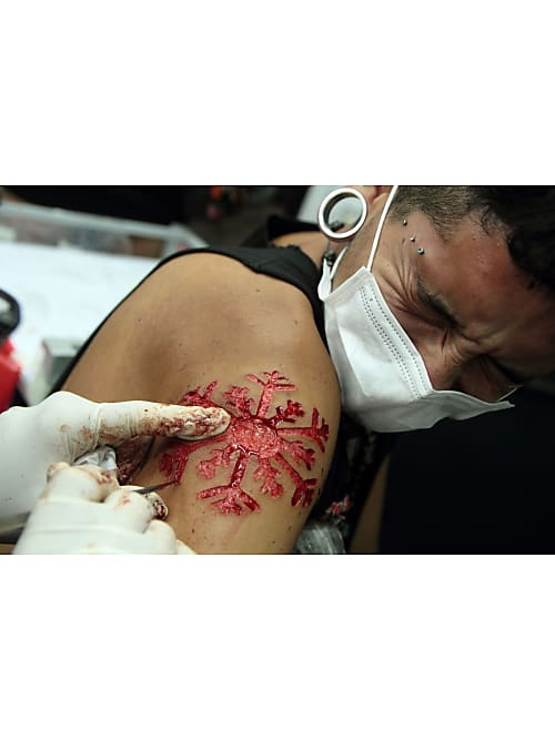 Scarification Heisst Der Neue Trend Der Tattoo Szene Stylight Stylight