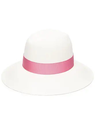 Il cappello di paglia è l'accessorio dell'estate